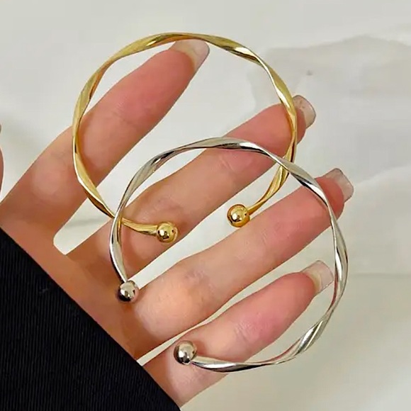 ⚜️𝟯𝟬%𝗢𝗙𝗙 𝗯𝘂𝗻𝗱𝗹𝗲𝘀 𝟯+⚜️ NEW Twisted Simple Delicate Cuff - Picture 4 of 13